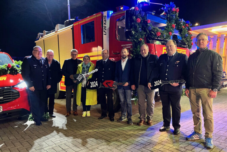 Gruppenbild am neuen LF20 KatS mit Vertretern der Gemeindefeuerwehr, Verwaltung, Politik und Aufbauherstellern.