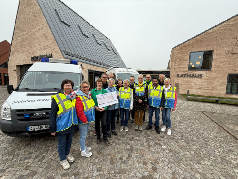 Almut Detert und Christiane Obrock vom LandFrauenverein Schledehausen überreichten im Beisein von Bürgermeister Guido Halfter einen Scheck über 1.000 Euro an die Ehrenamtlichen der Bissendorfer Tafel. / Foto: Gemeinde Bissendorf, Schäfer