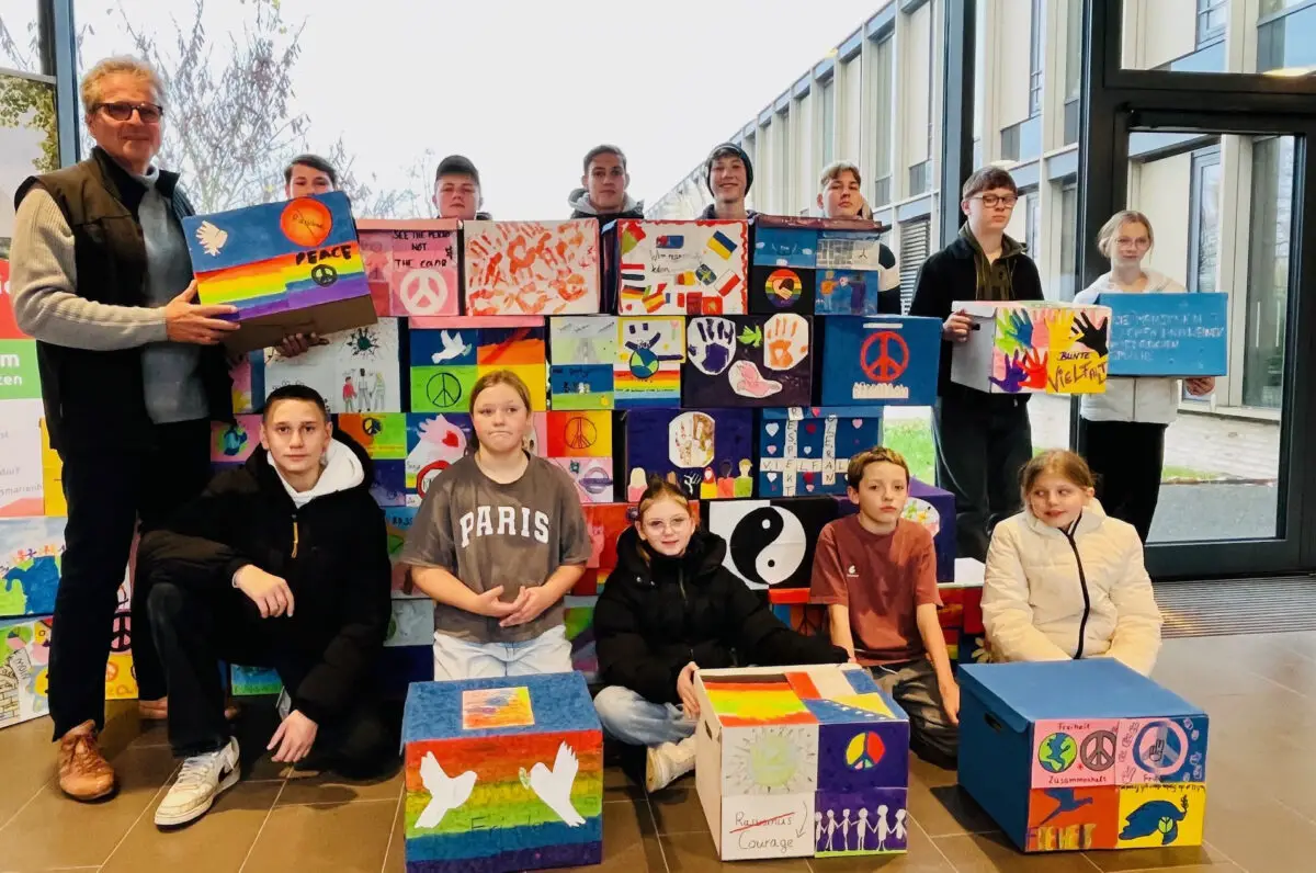 Als Gemeinschaft, die bewusst für Vielfalt steht, setzt die OBS-GY mit der „Mauer gegen Rassismus“ ein buntes Zeichen für ein friedvolles Miteinander, das noch bis zum 04. Dezember 2025 im Rathausfoyer bewundert werden kann.