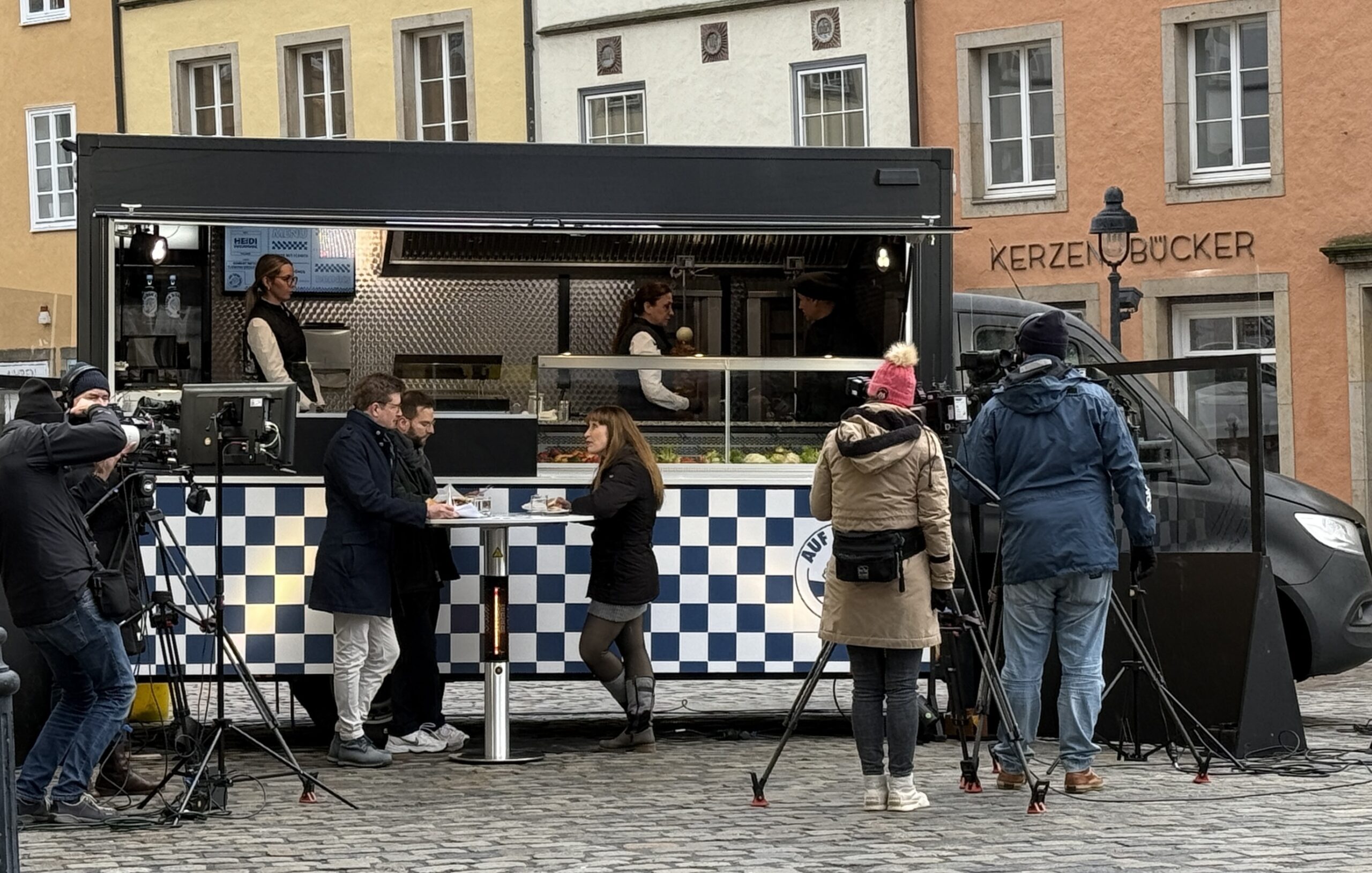 Die Linken-Politikerin Heidi Reichinnek vor der Fake-Dönerbude in der Osnabrücker Altstadt