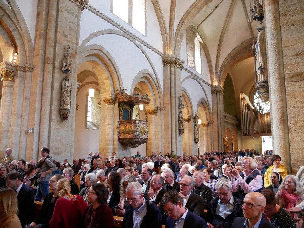 Vollbesetzte Bänke im Dom zu Osnabrück bei der Vorstellung von Bischof Dominicus Meier. / Foto: Dominik Lapp