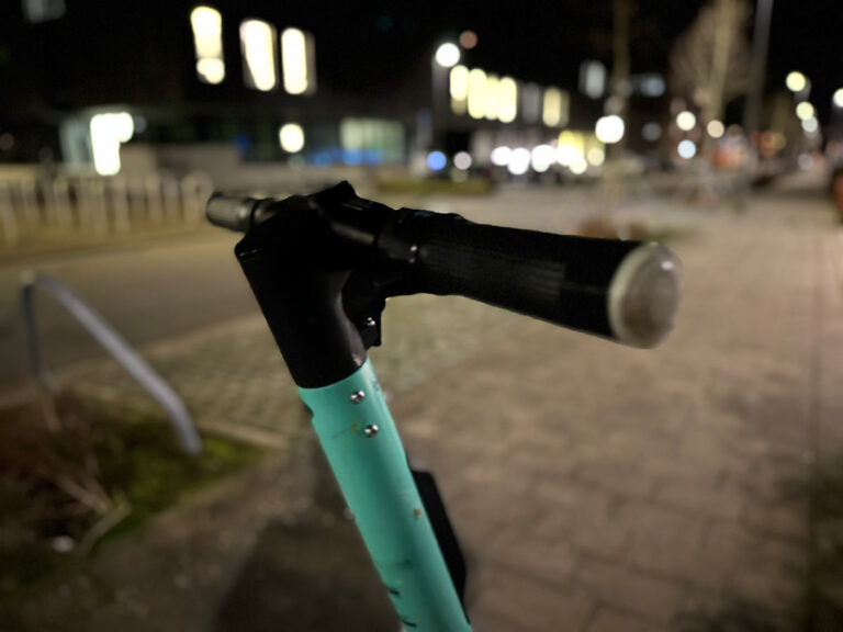 Dott Roller bei Nacht
