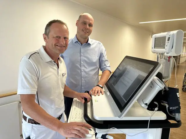 Dr. Christoph Kulgemeyer (Oberarzt Orthopädie) und Sebastian Clausing (Pflegedienstleitung) stellen die digitale Visite vor (von links).
