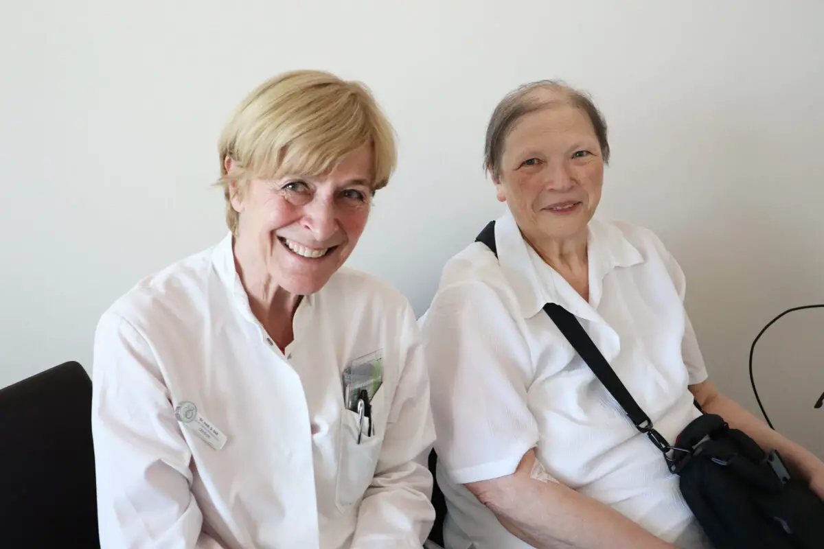 Annegret Morthorst konnte bei einer hochgradig eingeschränkten Herzfunktion in der Schüchtermann-Klinik erfolgreich geholfen werden. Betreut wird sie von Dr. Susanne Doll (links). / Foto: Schüchtermann-Klinik, Meier