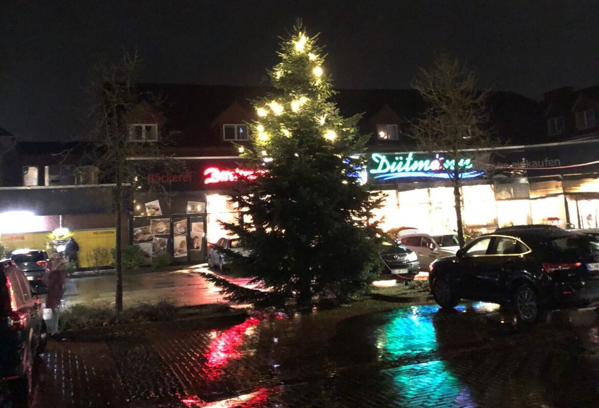 Der 1/3 Weihnachtsbaum in Hollage (Wallenhorst) auf dem Josefsplatz