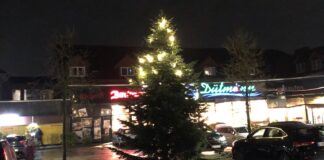 Der 1/3 Weihnachtsbaum in Hollage (Wallenhorst) auf dem Josefsplatz