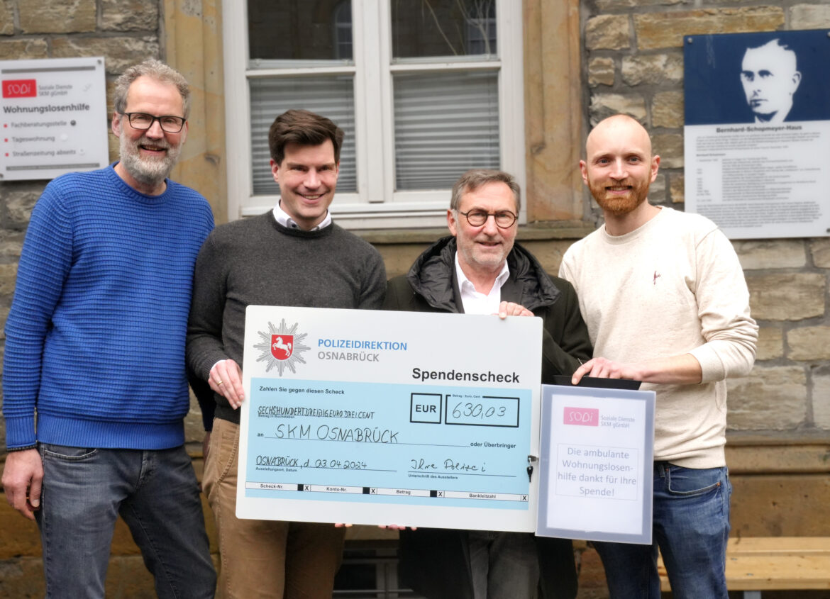 Übergabe des Spendenschecks (v.l.n.r. Heinz Hermann Flint, Hannes Nieland, Michael Maßmann, Christian Eilermann)
