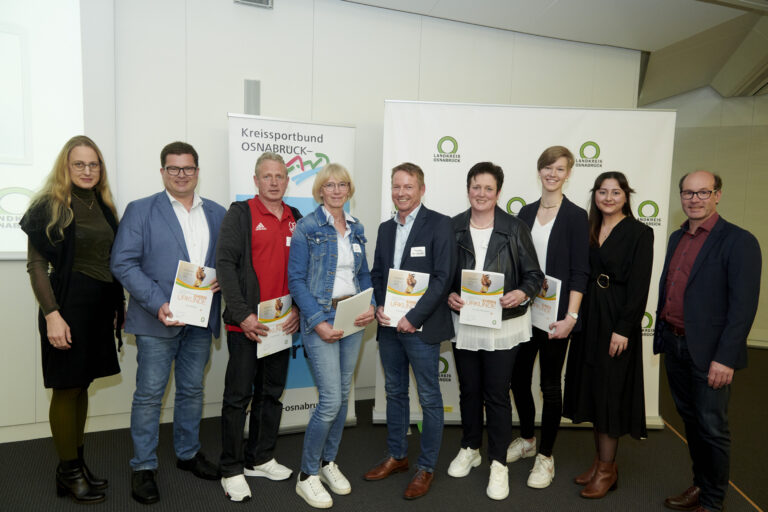 Landrätin Anna Kebschull (links), Semiha Topal (zweite von rechts) und Marten Schmidt (rechts) vom Kreissport Osnabrück-Land ehrten sechs Vereinsmitglieder für ihren ehrenamtlichen Einsatz (von links): Frank Strötzel, Urs Bruning, Elke Kasfeld, Thomas Barrenpohl, Veronika Menkhaus und Luca Klein. Foto: Landkreis Osnabrück/Uwe Lewandowski