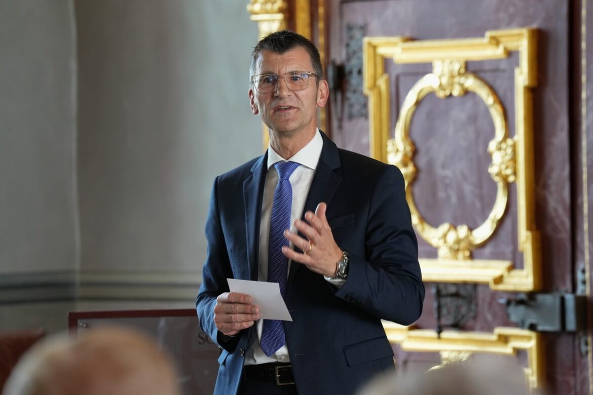 Polizeipräsident Friedo de Vries fordert weitere Anstrengungen, um Kindern vor sexualisierter Gewalt zu schützen: "Der Schutz von Kindern vor sexualisierter Gewalt und Ausbeutung ist eine der elementarsten Pflichten des Staates und unserer Gesellschaft", so der Präsident. Bild: Polizei Osnabrück