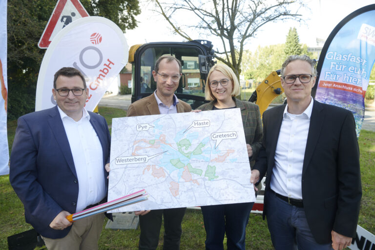 Tino Schmelzle (Geschäftsführer SWO Netz), Daniel Waschow (Vorstandsvorsitzender Stadtwerke Osnabrück), Oberbürgermeisterin Katharina Pötter und Andreas Mayer (Geschäftsführer Glasfaser Nordwest, v.l.n.r.) stellten jetzt die neuen Glasfaser-Ausbaugebiete vor./ Foto: Uwe Lewandowski