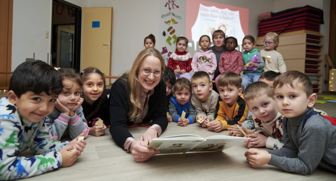 Aufmerksame kleine Zuhörerinnen und Zuhörer hatte Landrätin Anna Kebschull, als sie jetzt in der Kita Kunterbunt aus dem Buch „Eins, zwei, drei, vier…neun Paar Schuhe?!“ vorlas. / Foto: Landkreis Osnabrück, Henning Müller-Detert