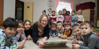 Aufmerksame kleine Zuhörerinnen und Zuhörer hatte Landrätin Anna Kebschull, als sie jetzt in der Kita Kunterbunt aus dem Buch „Eins, zwei, drei, vier…neun Paar Schuhe?!“ vorlas. / Foto: Landkreis Osnabrück, Henning Müller-Detert