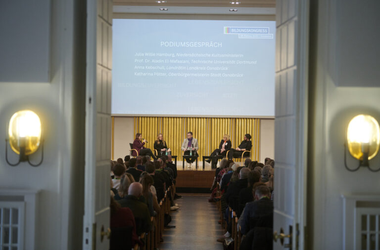 Prof. Felix Osterheider (Mitte) moderierte beim Bildungskongress das Podiumsgespräch. Rede und Antwort standen (von links) die Niedersächsische Kultusministerin Julia Willie Hamburg, Landrätin Anna Kebschull, Oberbürgermeisterin Katharina Pötter und der Wissenschaftler Prof. Aladin El-Mafaalani.