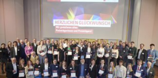 Die Preisträgerinnen und Preisträger zusammen mit Stiftern und weiteren Teilnehmenden an der Feier zur Vergabe der Förderpreise.