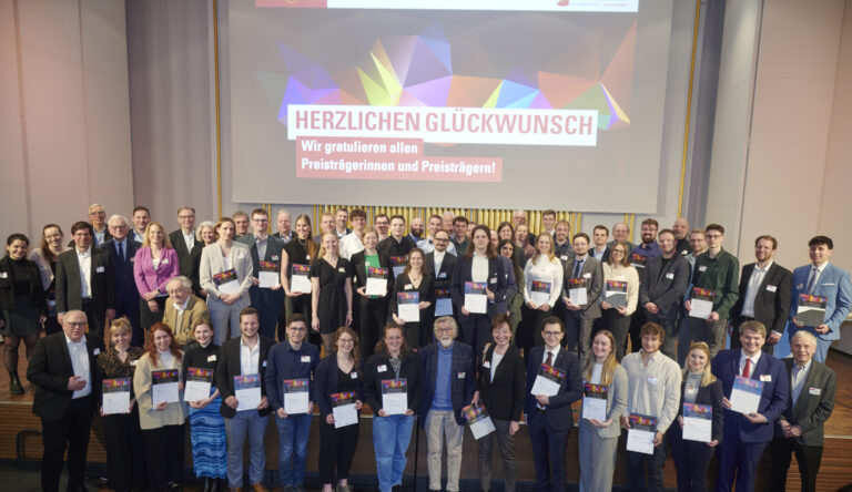 Die Preisträgerinnen und Preisträger zusammen mit Stiftern und weiteren Teilnehmenden an der Feier zur Vergabe der Förderpreise.