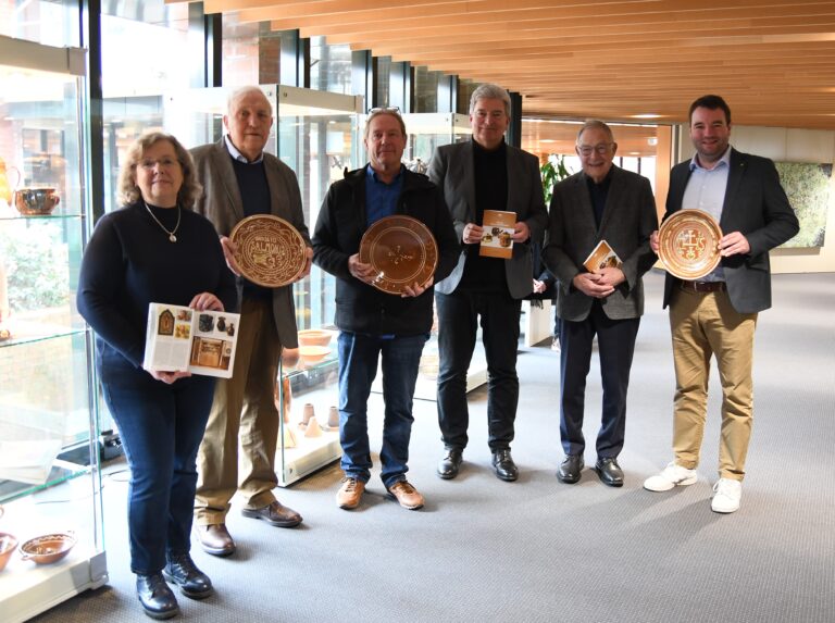 Handwerkliche Tradition der Töpferei Niehenke ist jetzt im Kreishaus Osnabrück zu sehen. An der Ausstellungseröffnung nahmen teil (von links): Monika Altevogt (Kulturbüro), Johannes Frankenberg (Heimatverein Hagen), Töpfermeister Bernd Niehenke, Kreisrat Matthias Selle, Johannes Brand (Heimatverein Hagen) und Hasbergens Bürgermeister Adrian Schäfer.
