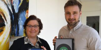 Die Erste Kreisrätin Bärbel Rosensträter und Stephan Javers (Organisation/Digitalisierung) präsentieren den neuen Chatbot. / Foto: Henning Müller-Detert