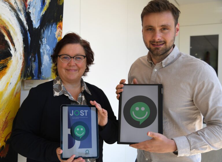 Die Erste Kreisrätin Bärbel Rosensträter und Stephan Javers (Organisation/Digitalisierung) präsentieren den neuen Chatbot. / Foto: Henning Müller-Detert