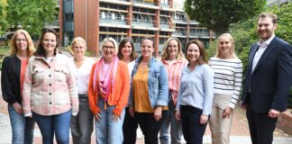 Daniela Künne (von links, Still- und Laktationsberaterin) und die Stillspezialistinnen Lisa Marie Bennett Ribeiro, Karoline Plischke, Nicole Werries, Nathalie Reddig, Lena Viehmeyer, Sara Pöttker, Katja Plietz mit Julia Harnack vom Gesundheitsdienst für Stadt und Landkreis Osnabrück und Kreisrat Malte Stakowski. / Foto: Landkreis Osnabrück