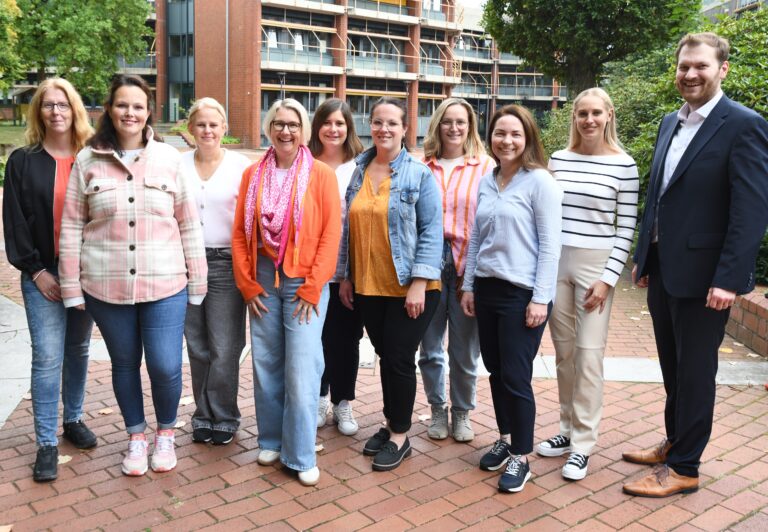 Daniela Künne (von links, Still- und Laktationsberaterin) und die Stillspezialistinnen Lisa Marie Bennett Ribeiro, Karoline Plischke, Nicole Werries, Nathalie Reddig, Lena Viehmeyer, Sara Pöttker, Katja Plietz mit Julia Harnack vom Gesundheitsdienst für Stadt und Landkreis Osnabrück und Kreisrat Malte Stakowski. / Foto: Landkreis Osnabrück