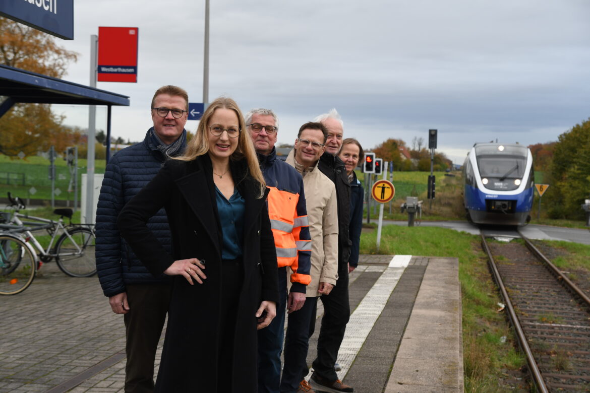 Auf Erfolgskurs: Über den künftigen Halbstundentakt des Haller Willem freuen sich (von links) Dirk Speckmann (Bürgermeister Borgholzhausen), Landrätin Anna Kebschll, Jürgen Werner (VLO), Kreisrat Thomas Könnecker, Johannes Bartelt (Initiative Haller Willem) und Elke Hartmann (Stadt Borgholzhausen).