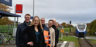 Auf Erfolgskurs: Über den künftigen Halbstundentakt des Haller Willem freuen sich (von links) Dirk Speckmann (Bürgermeister Borgholzhausen), Landrätin Anna Kebschll, Jürgen Werner (VLO), Kreisrat Thomas Könnecker, Johannes Bartelt (Initiative Haller Willem) und Elke Hartmann (Stadt Borgholzhausen).