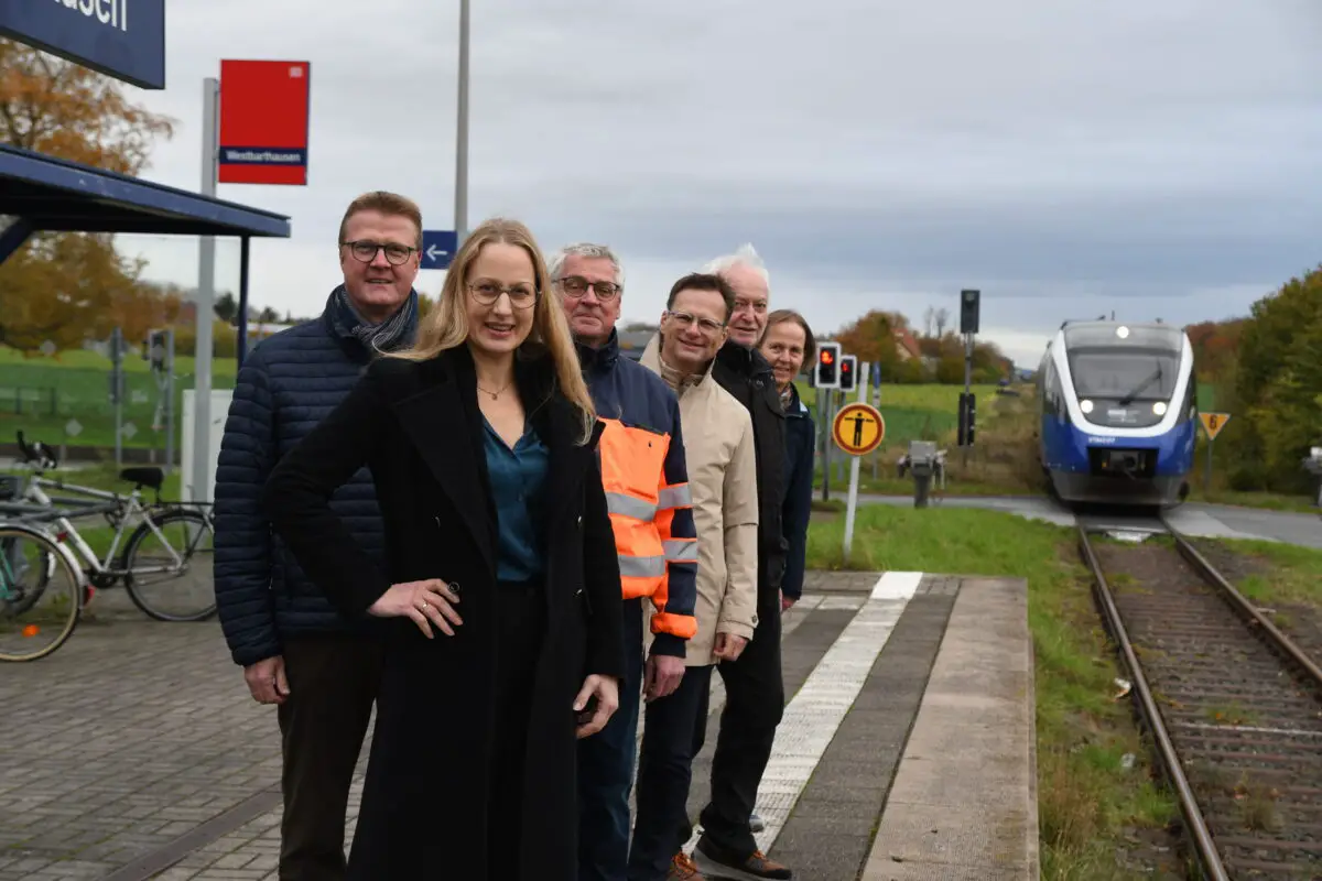 Auf Erfolgskurs: Über den künftigen Halbstundentakt des Haller Willem freuen sich (von links) Dirk Speckmann (Bürgermeister Borgholzhausen), Landrätin Anna Kebschll, Jürgen Werner (VLO), Kreisrat Thomas Könnecker, Johannes Bartelt (Initiative Haller Willem) und Elke Hartmann (Stadt Borgholzhausen).