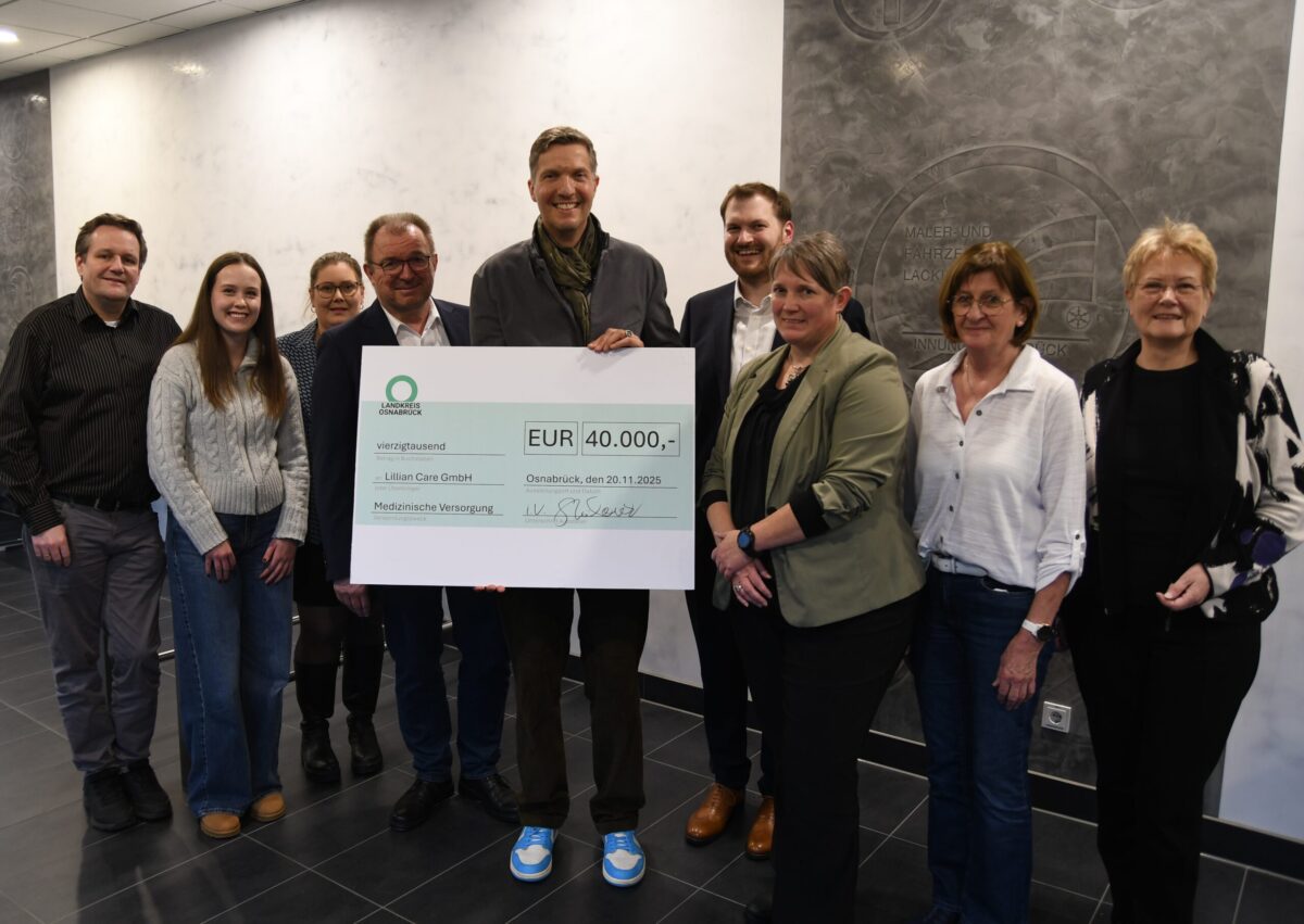 Freuen sich über die künftige Zusammenarbeit zwischen Landkreis Osnabrück und der Lilian Care GmbH (von links): Andreas Quebbemann (CDU). Julia Buekenhout, Isabel Schulte und Dr. Gerhard Bojara (Gesundheitsdienst für Landkreis und Stadt Osnabrück), Jan-Felix Simon (Lilian Care), Kreisrat Malte Stakowski, Mareen Guth (Bündnis 90/ Die Grünen), Monika Abendroth (SPD) und Dr. Maria Entrup-Henemann (GRÜNE/FDP/CDW-Gruppe).