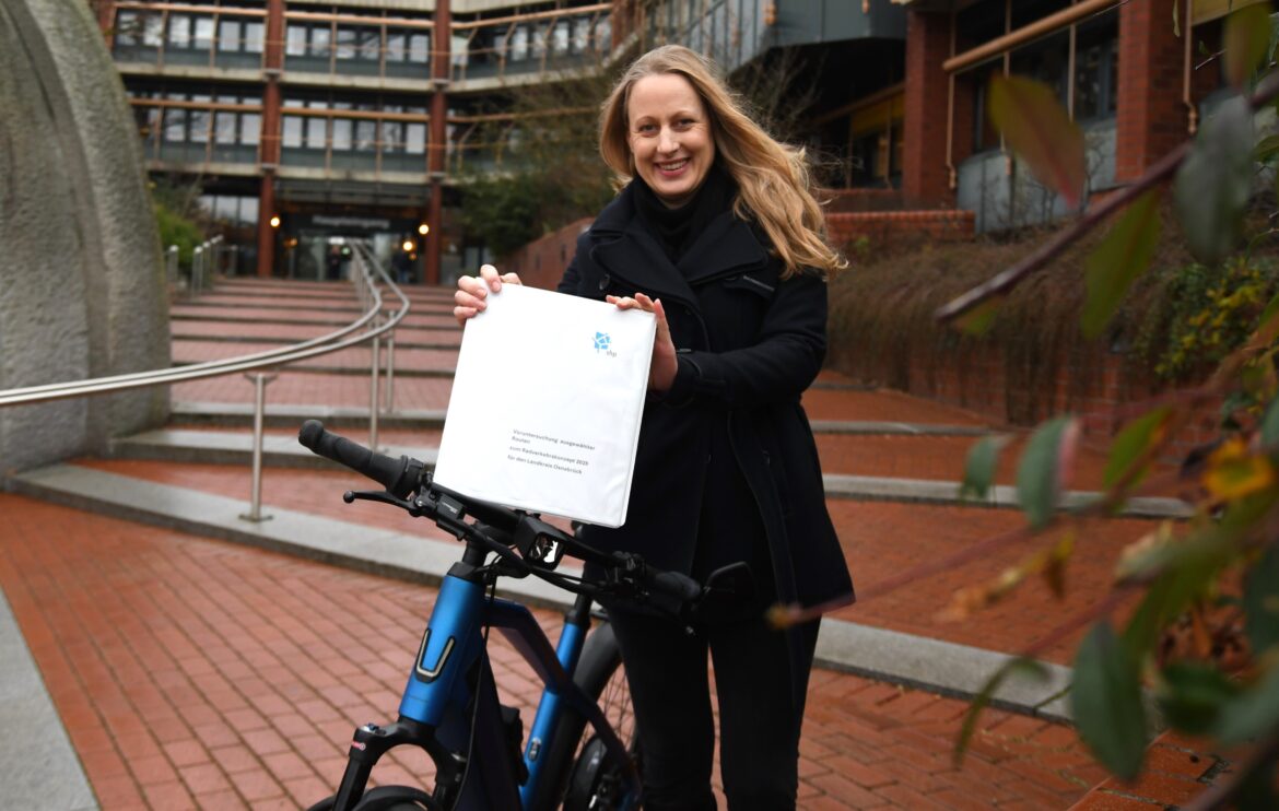 Landrätin Anna Kebschull präsentiert Radverkehrskonzept. / Foto: Henning Müller-Detert