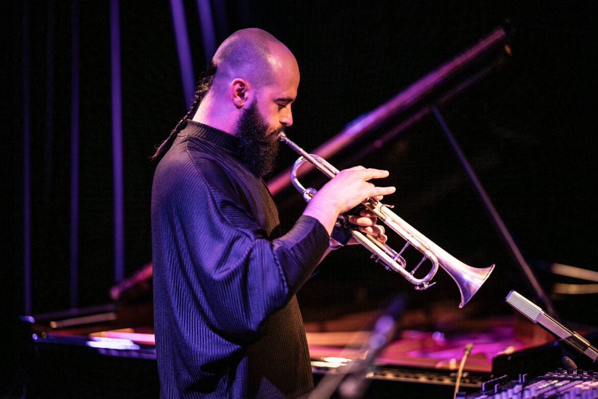 Milad Khawam in der Lagerhalle Osnabrück. / Foto: Liudmila Jeremies