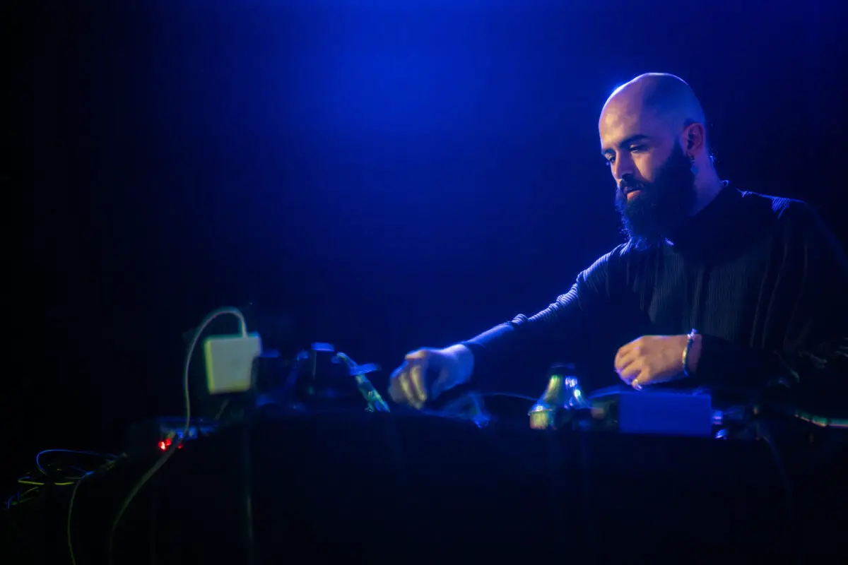 Milad Khawam in der Lagerhalle Osnabrück. / Foto: Liudmila Jeremies