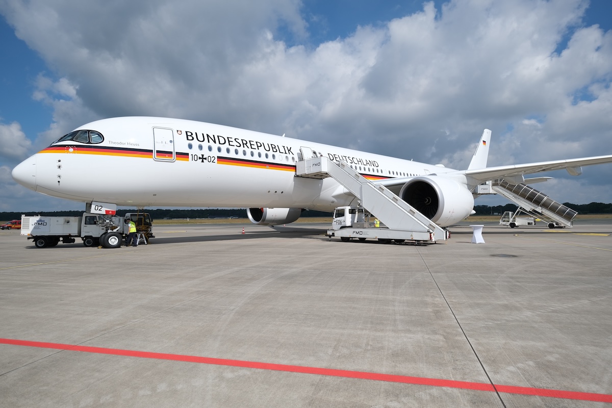 In einer baugleichen Maschine vom Typ A350 flogen Macron und Steinmeier gemeinsam von Dresden zum FMO – die Maschine mit der Nummer #002 kam aber trotzdem mit auf die Kurzstrecke