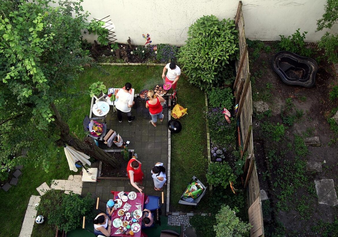Nachbarn grillen