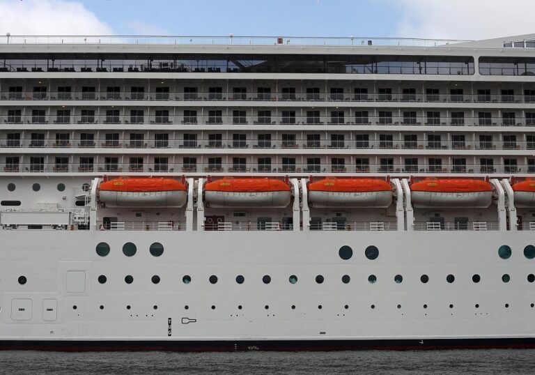 Kreuzfahrtschiff mit
