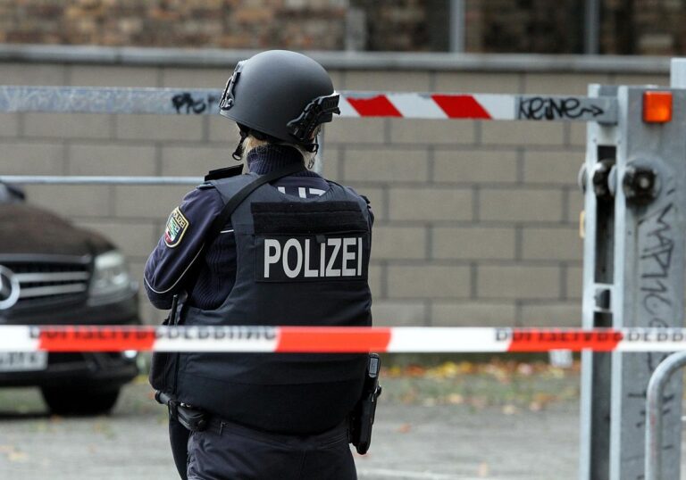 Polizistin hinter