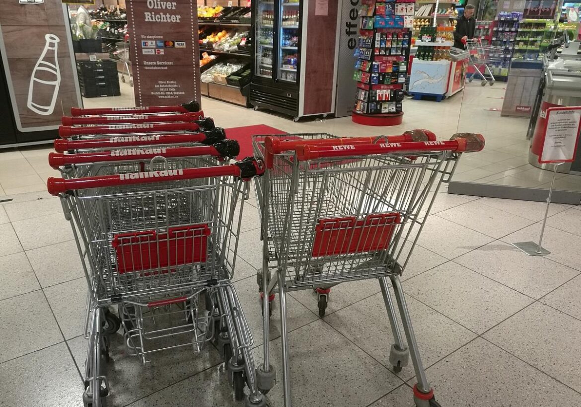 Einkaufswagen vor