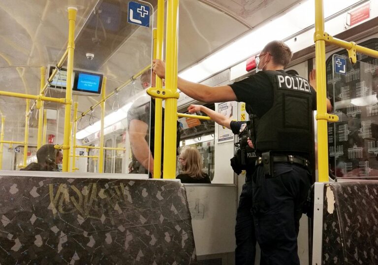 Polizei kontrolliert Maskenpflicht