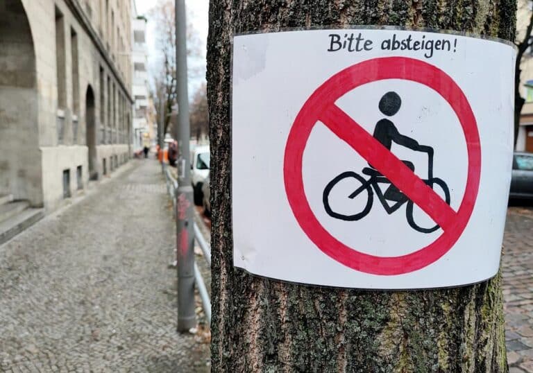 Selbstgemaltes Verbotsschild