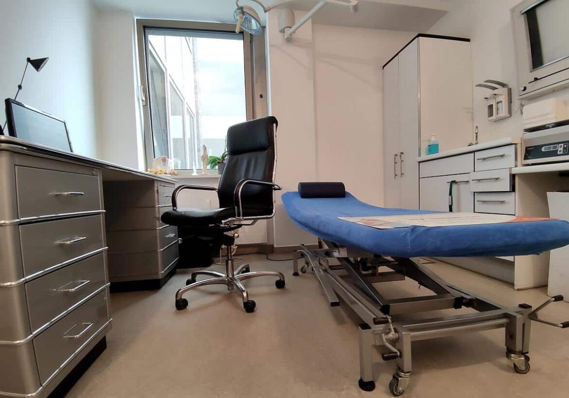 Behandlungszimmer beim Arzt
