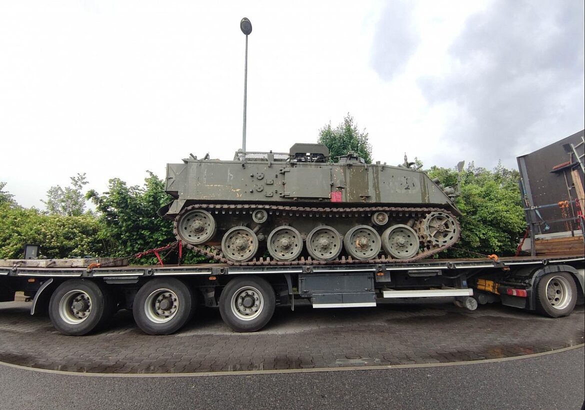 Panzer auf LKW