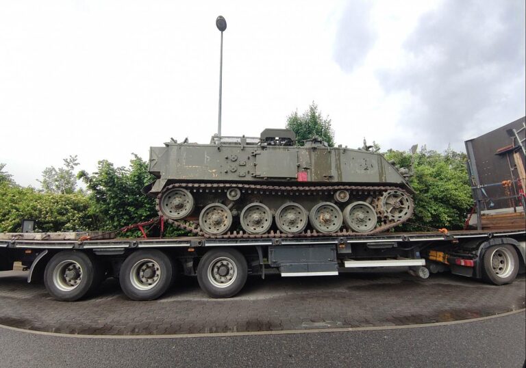 Panzer auf LKW