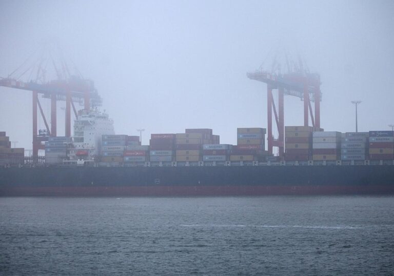 Containerschiff in