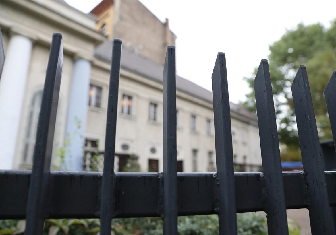 Sicherheitszaun vor Synagoge