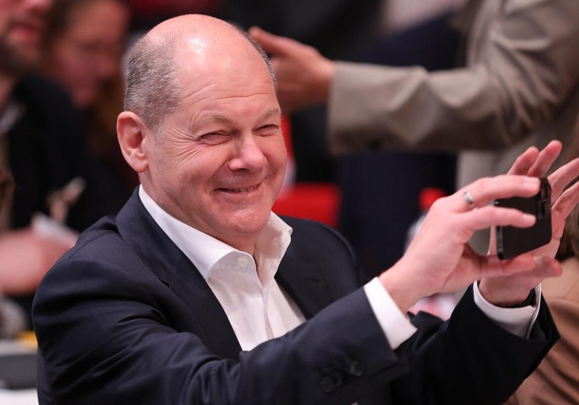 Olaf Scholz Hat Ein Smartphone In Der Hand (archiv)