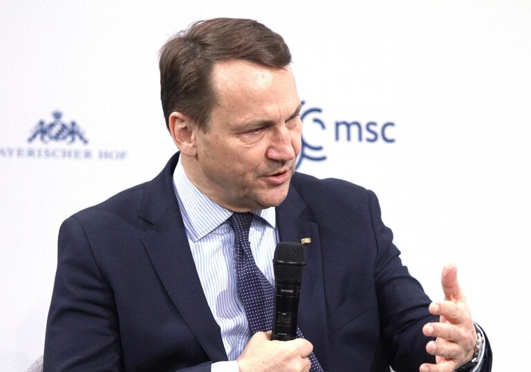 Rados?aw Sikorski