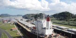 Frachtschiff im Panama Kanal