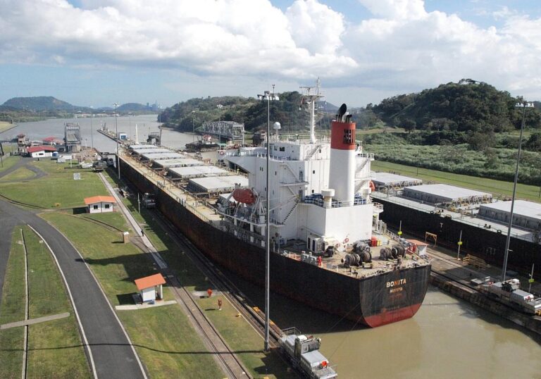 Frachtschiff im Panama Kanal