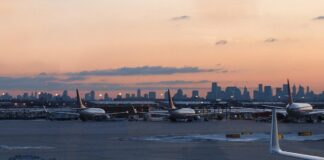 Flugzeuge am Flughafen