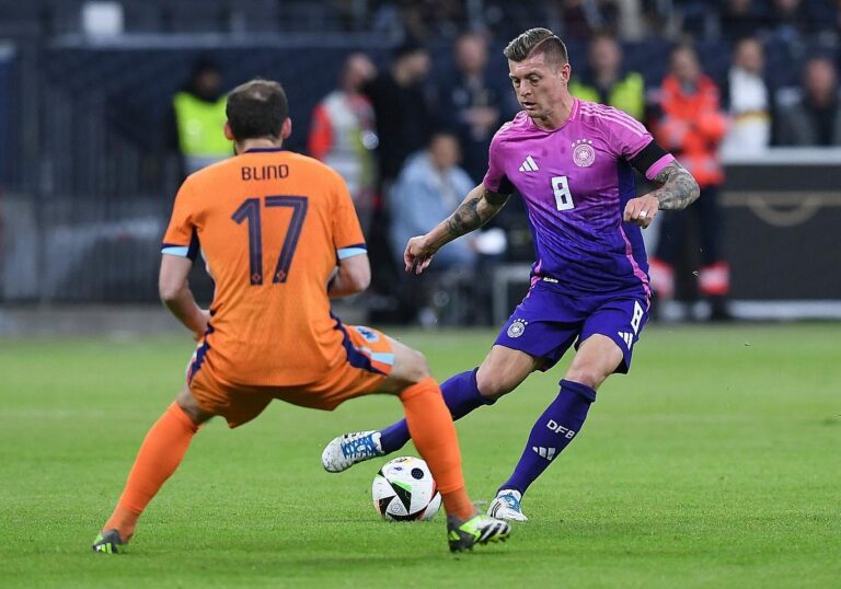 Daley Blind (Niederlande) und Toni Kroos (Deutschland)