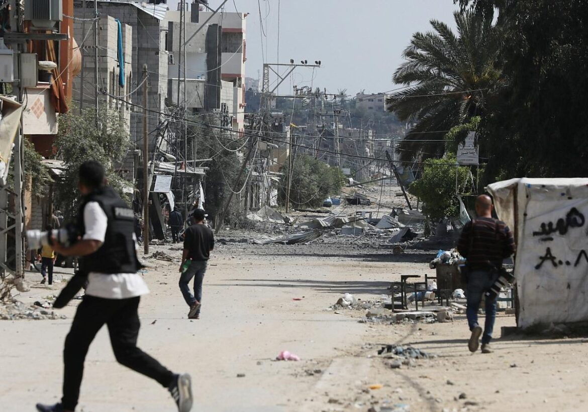 Gebäudetrümmer in Nuseirat im Gazastreifen